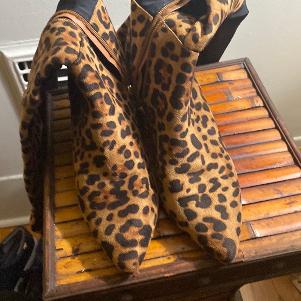 Size 10 leopard knee high boots with elastic stretch for fuller legs